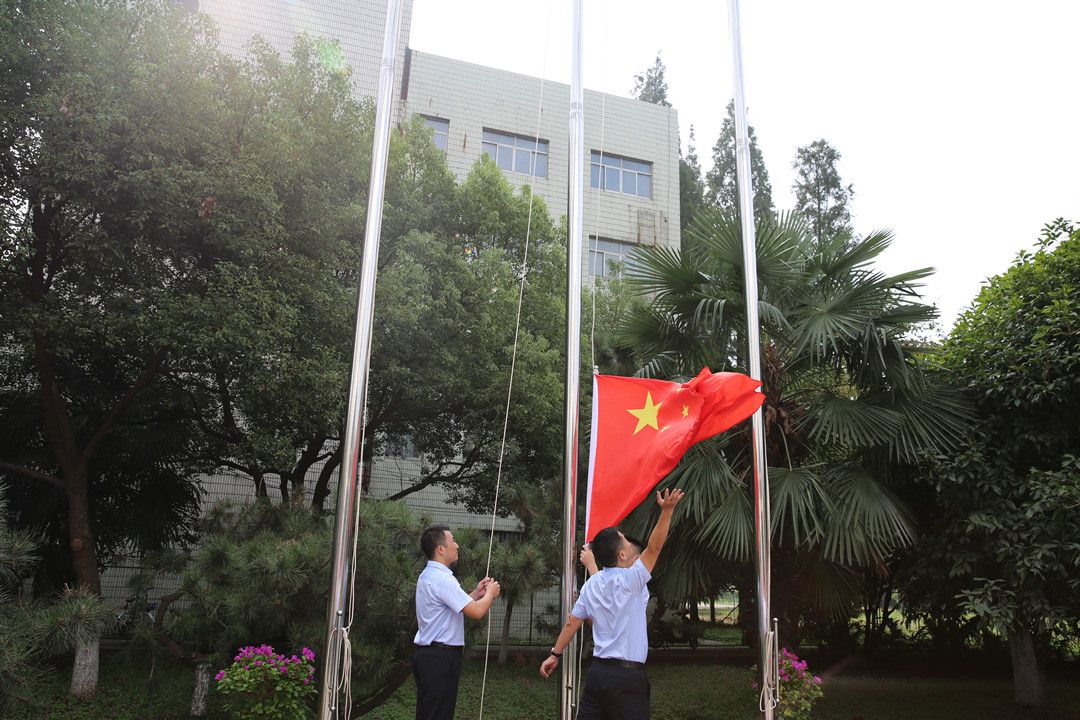 鎮(zhèn)揚(yáng)汽渡開(kāi)展 “同升國(guó)旗、同唱國(guó)歌”主題活動(dòng)(圖2)