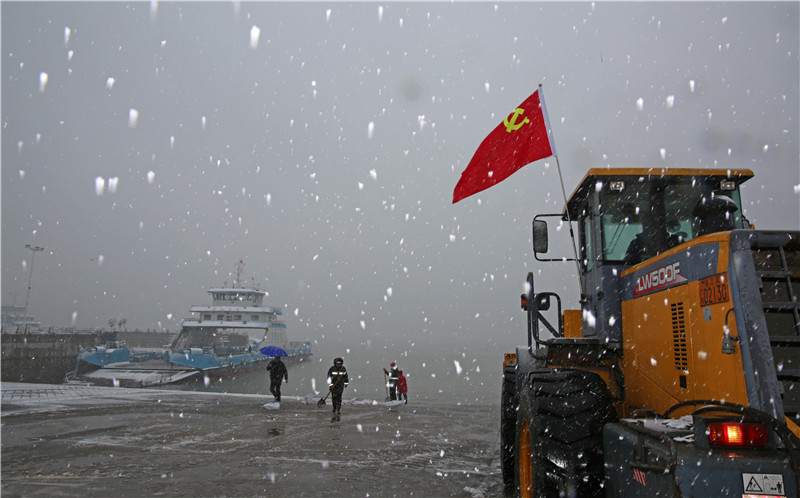 90分鐘清掃沖洗確保雪落無痕，鎮揚汽渡打通“南北交通“顯擔當(圖1)