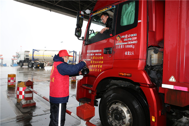 90分鐘清掃沖洗確保雪落無痕，鎮揚汽渡打通“南北交通“顯擔當(圖4)